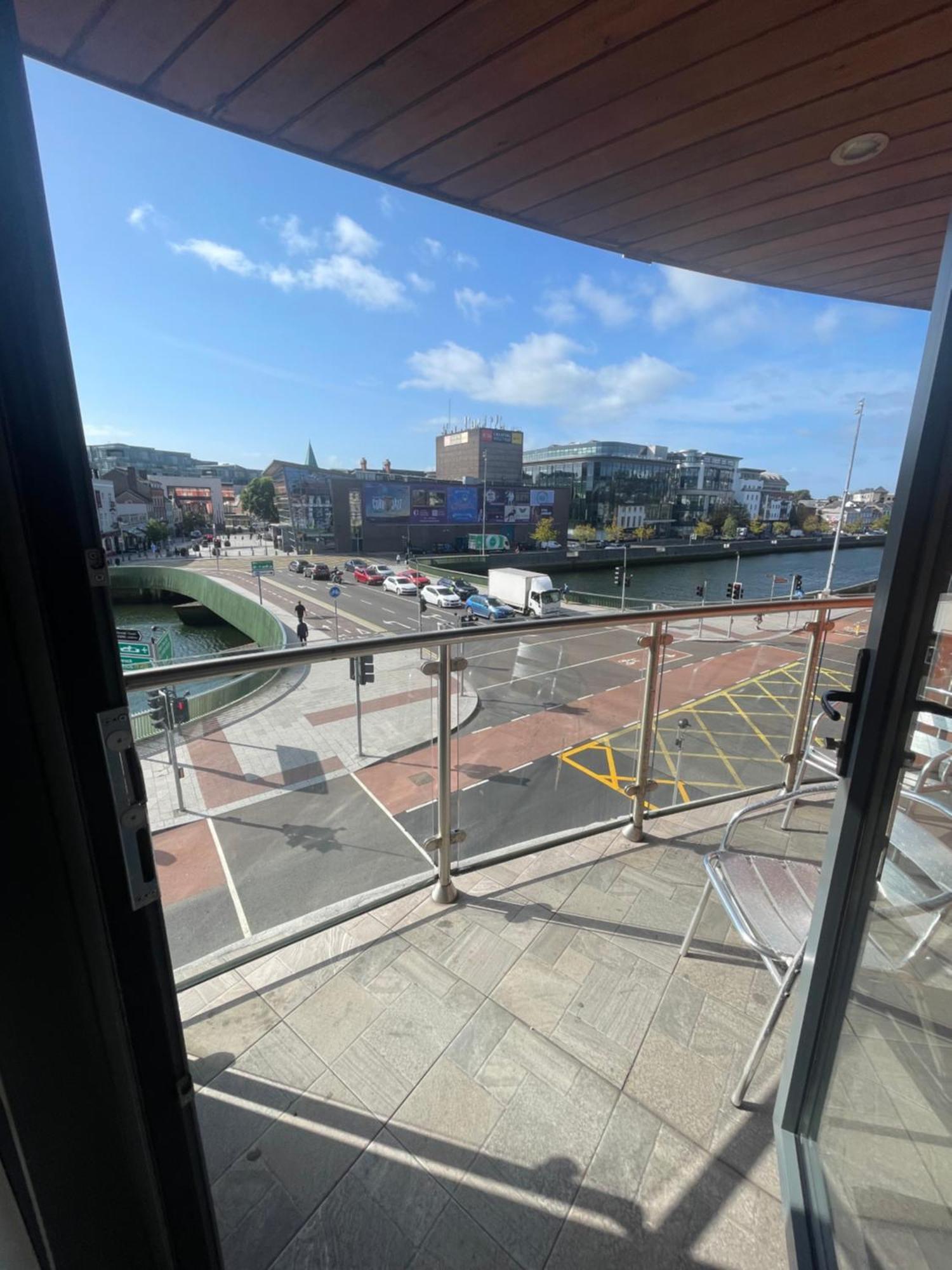 Fabulous And Sunny 2 Bed Apartment, In City Centre Cork Esterno foto