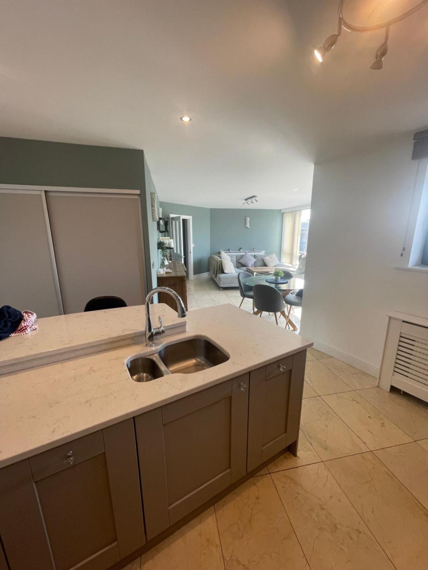 Fabulous And Sunny 2 Bed Apartment, In City Centre Cork Esterno foto