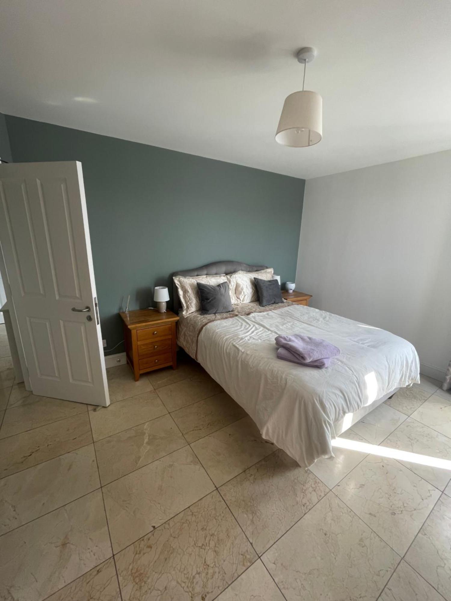 Fabulous And Sunny 2 Bed Apartment, In City Centre Cork Esterno foto
