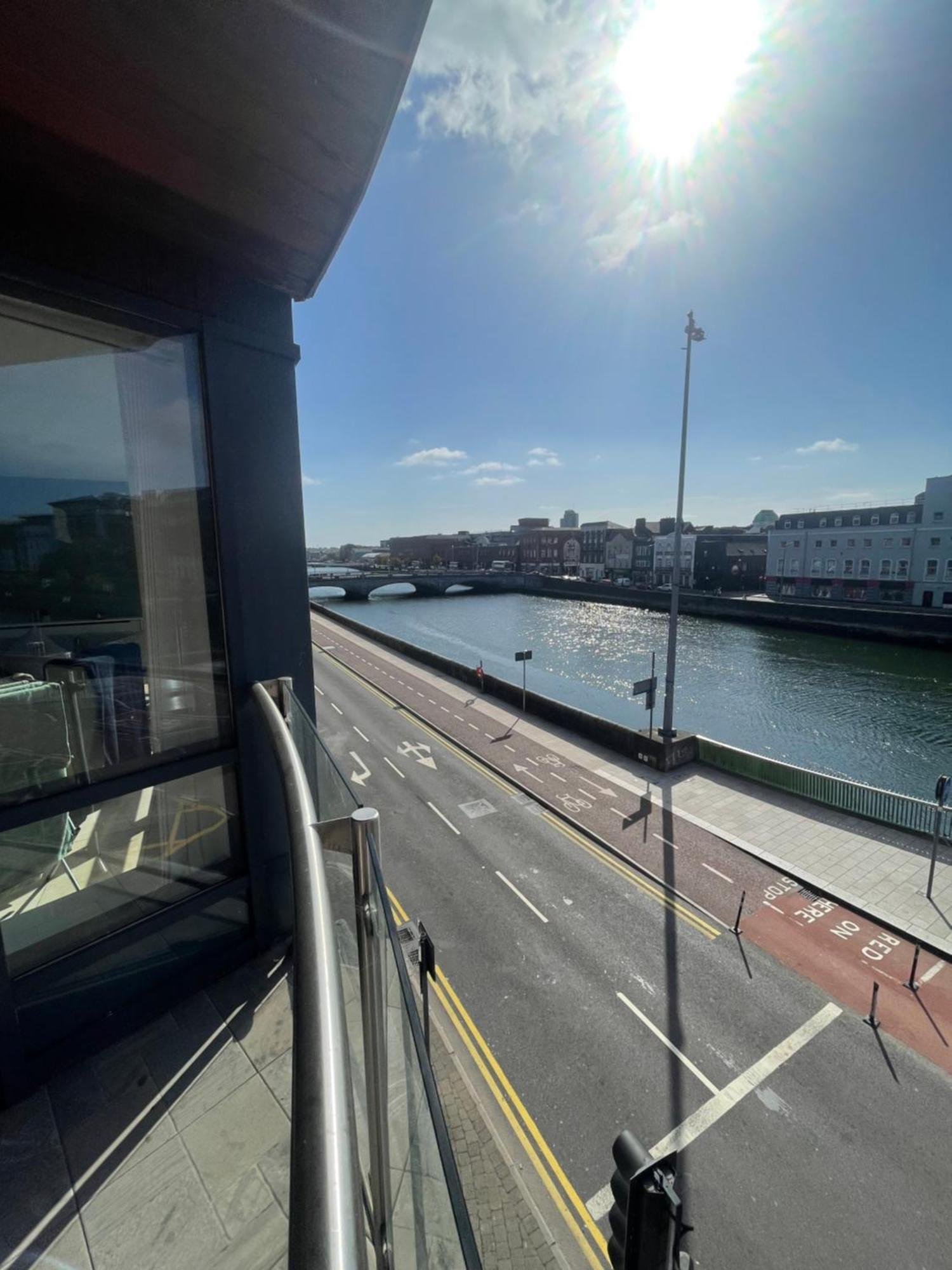 Fabulous And Sunny 2 Bed Apartment, In City Centre Cork Esterno foto